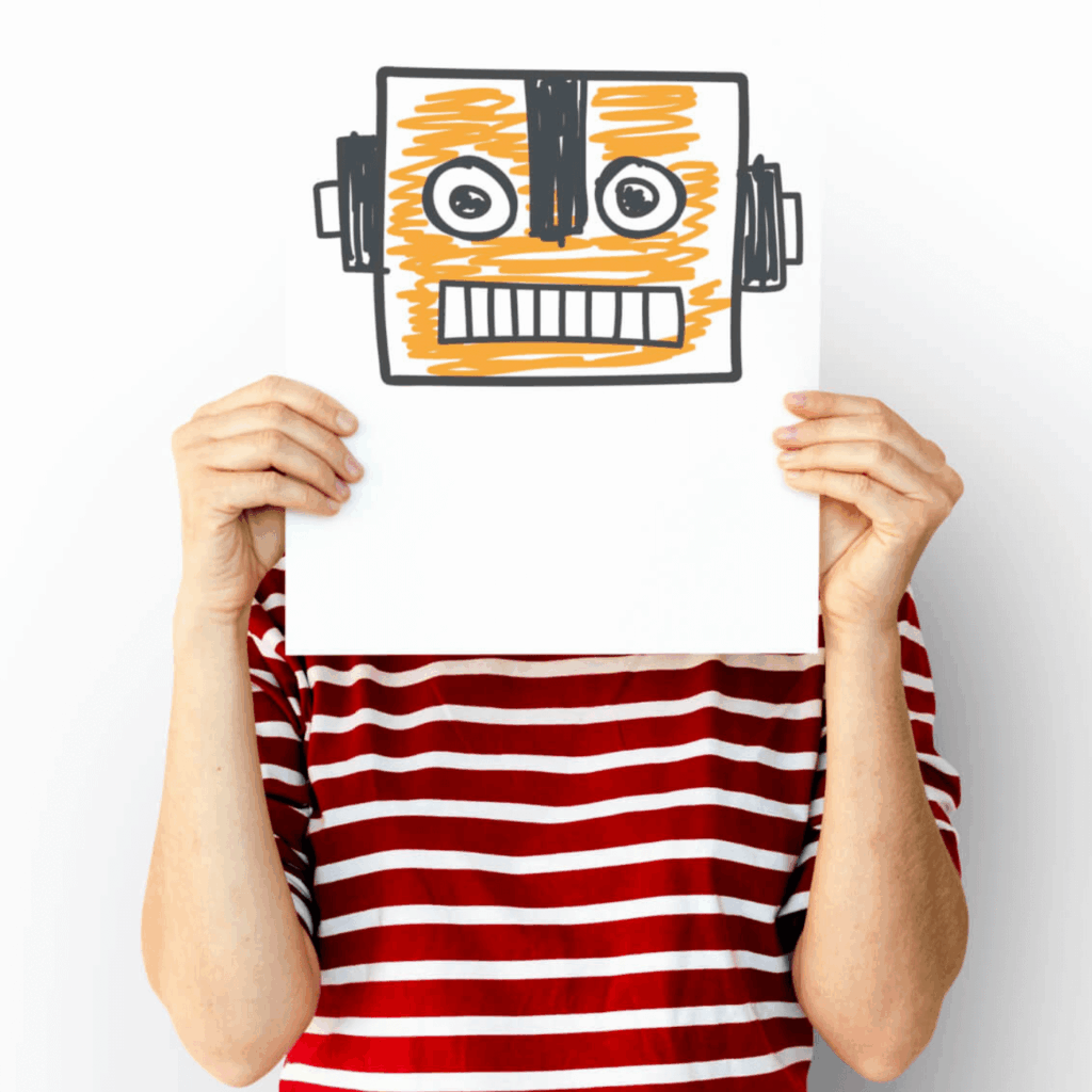 Studente con maglietta a righe che si copre il volto con un disegno di robot, simbolo dell’uso di ChatGPT per la tesi