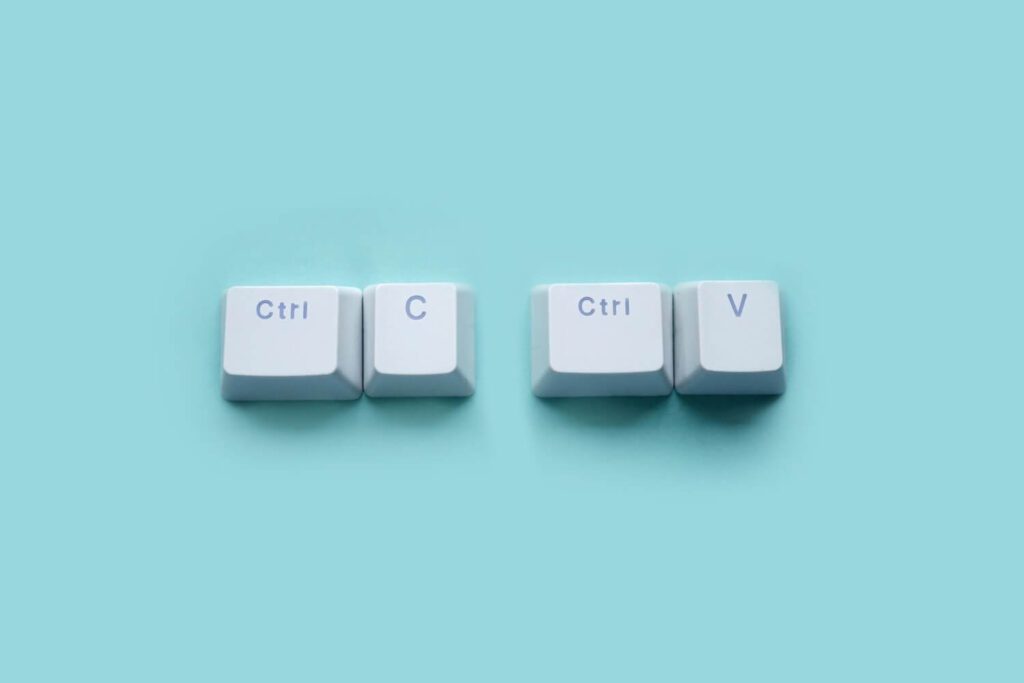 Tasti Ctrl C e Ctrl V come simbolo del plagio nella tesi di laurea