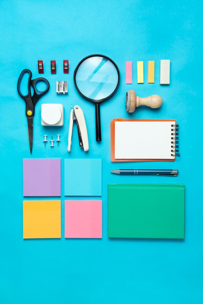 Set di strumenti colorati da ufficio e ricerca usati per raccogliere dati nella tesi di laurea