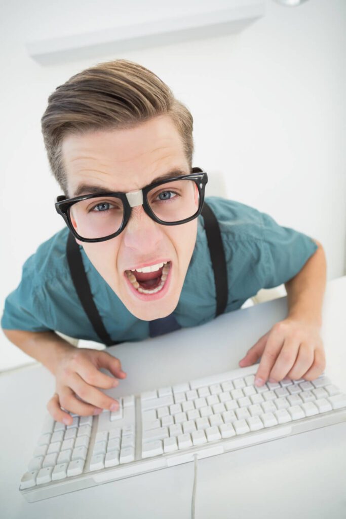 Studente stressato davanti al computer mentre scrive la tesi di laurea
