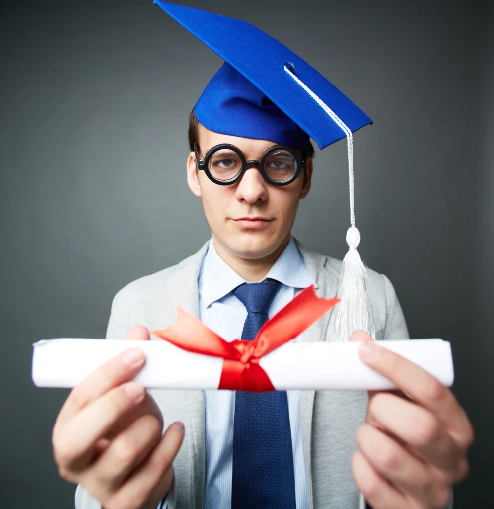 Studente laureato con tocco blu e laurea in mano, simbolo dei tutor plurilaureati che scrivono tesi magistrali
