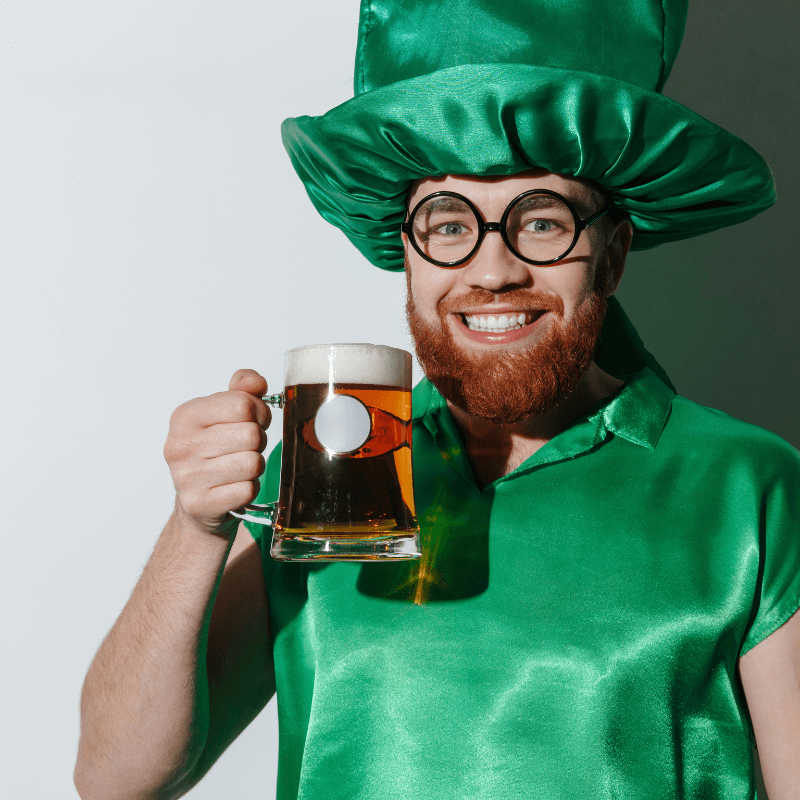 Studente travestito con cappello verde e birra in mano, simbolo di relatore amichevole che dice sempre “va bene così