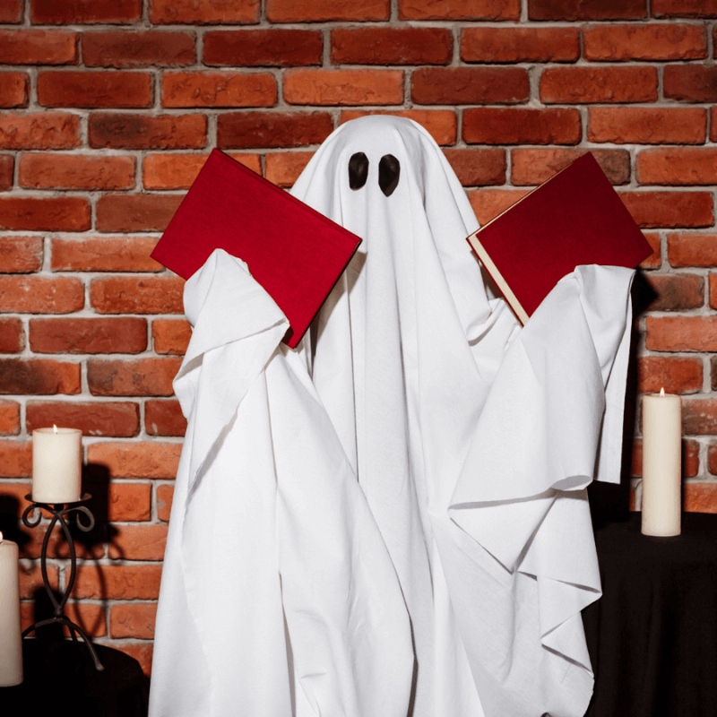 Relatore fantasma con lenzuolo bianco che tiene libri, simbolo di professore irreperibile per la tesi