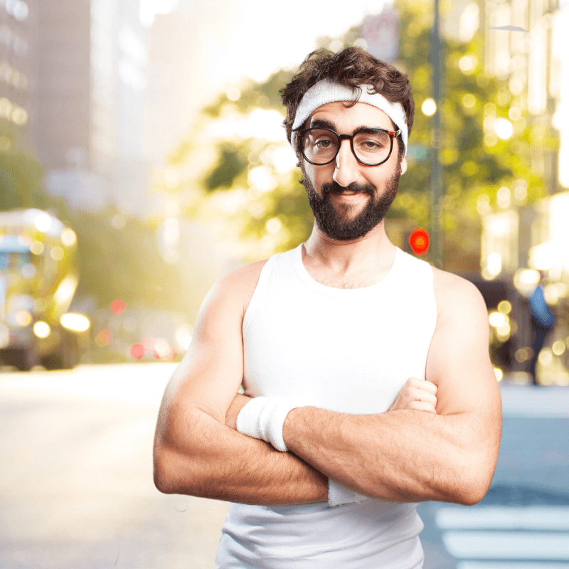 Professore con fascia sportiva e atteggiamento da coach motivazionale, simbolo di relatore che incoraggia ma non corregge