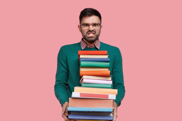 studente-libri-abstract-tesi-laurea studente-libri-abstract-tesi-laurea