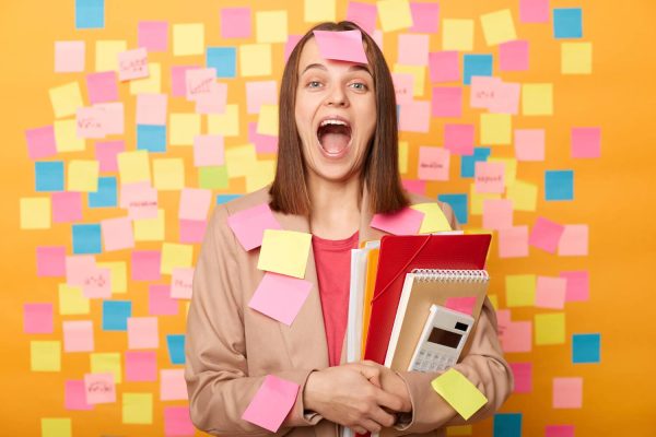 studentessa-postit-sinossi-tesi-laurea studentessa-postit-sinossi-tesi-laurea
